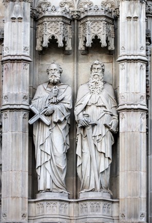 사도 성 베드로와 성 바오로_photo by Lawrence OP_on the facade of the Cathedral of the Holy Cross and St Eulalia in Barcelona_Spain.jpg